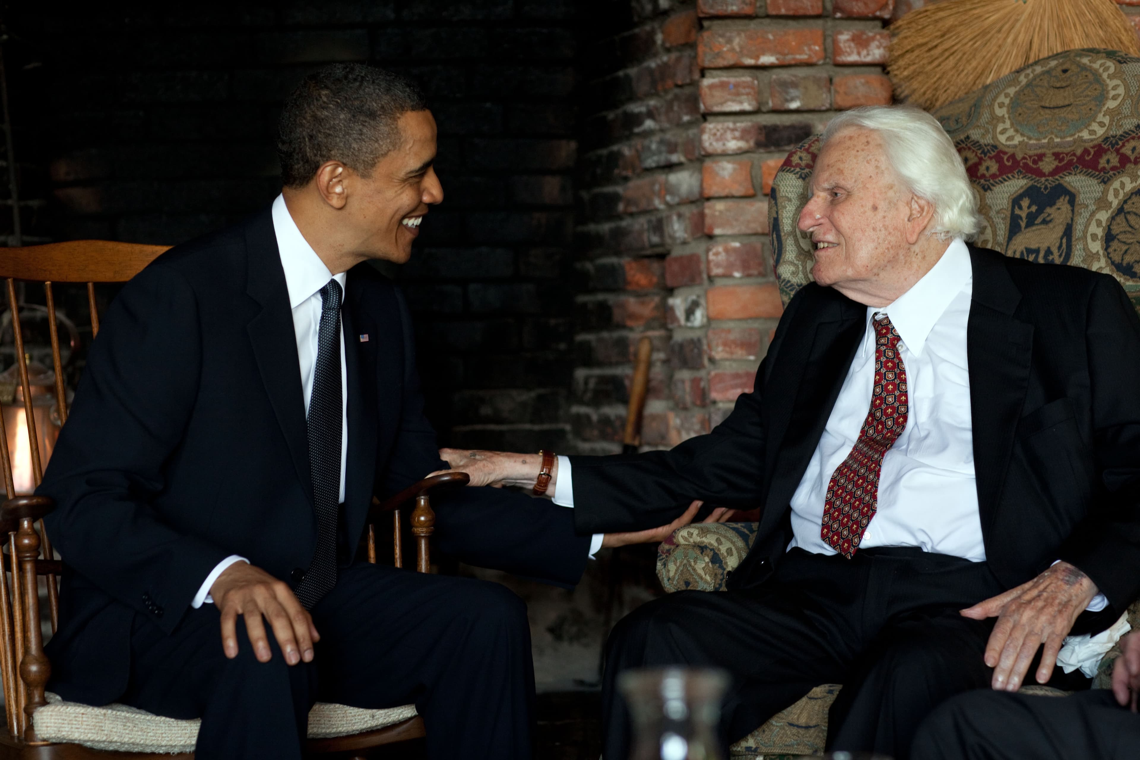Evangelist Billy Graham speaking with President Barack Obama at Graham's home in 2010
