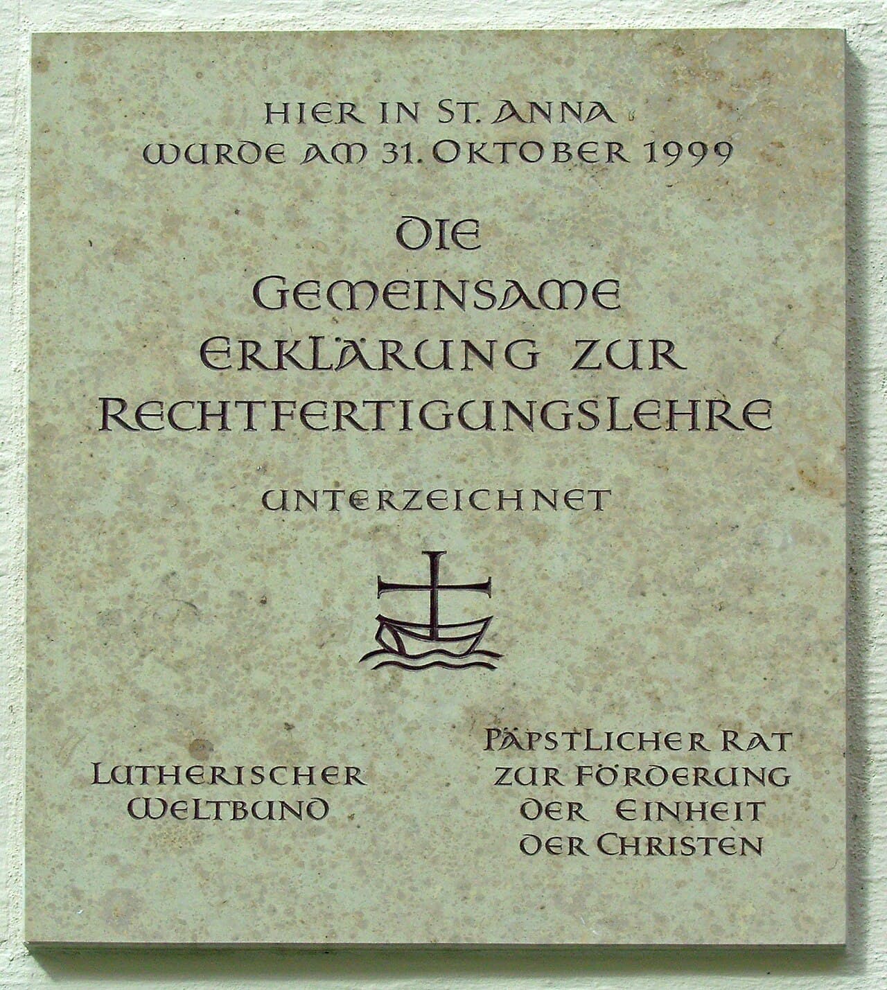 Tafel zum Gedenken an die Gemeinsame Erklärung zur Rechtfertigungslehre 1999, St.-Anna-Kirche Augsburg .
